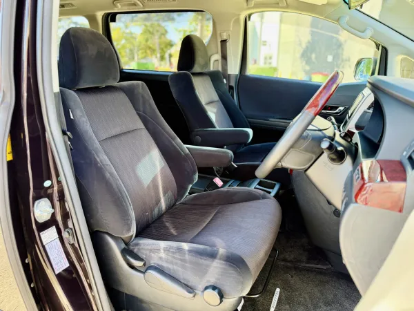 2010 Toyota Vellfire — photo